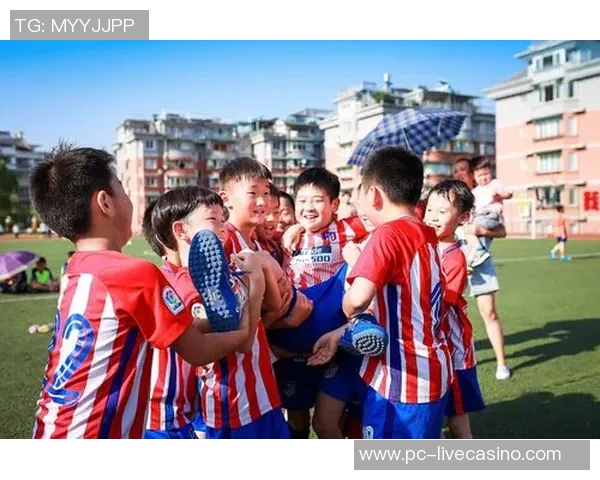 中考足球热潮来袭学生们如何在竞技中提升自我与团队合作能力